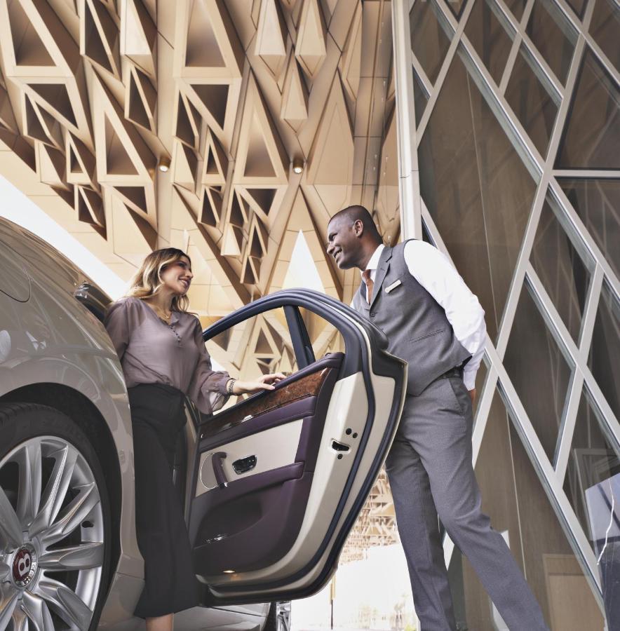 Four Seasons Hotel Kuwait at Burj Alshaya Kuwait City Exterior foto A chauffeur opening a car door for a passenger