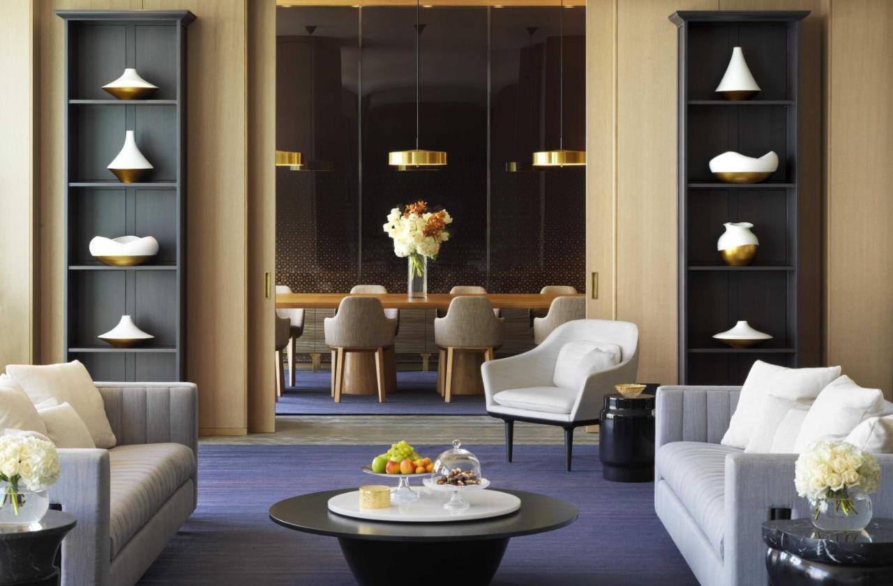 Four Seasons Hotel Kuwait at Burj Alshaya Kuwait City Exterior foto The interior of the 2012 London flagship store