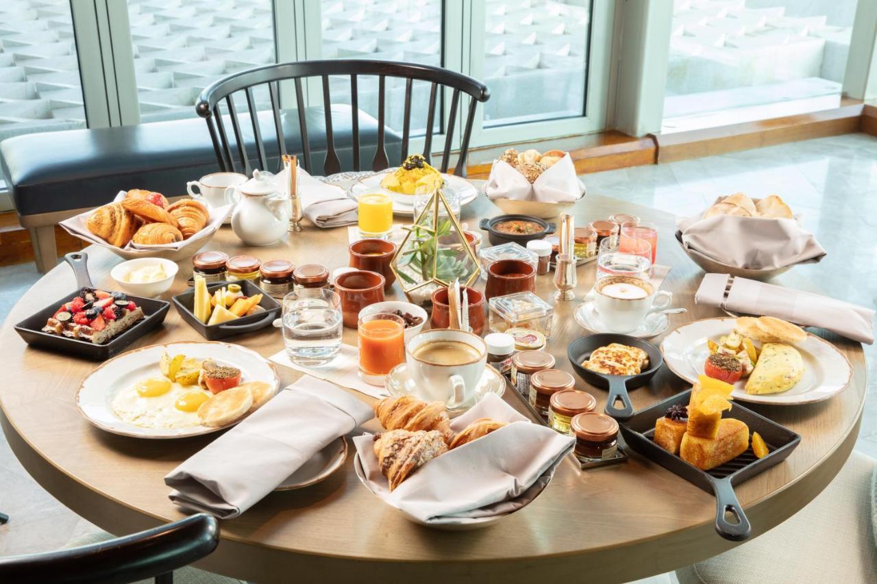 Four Seasons Hotel Kuwait at Burj Alshaya Kuwait City Exterior foto A breakfast buffet