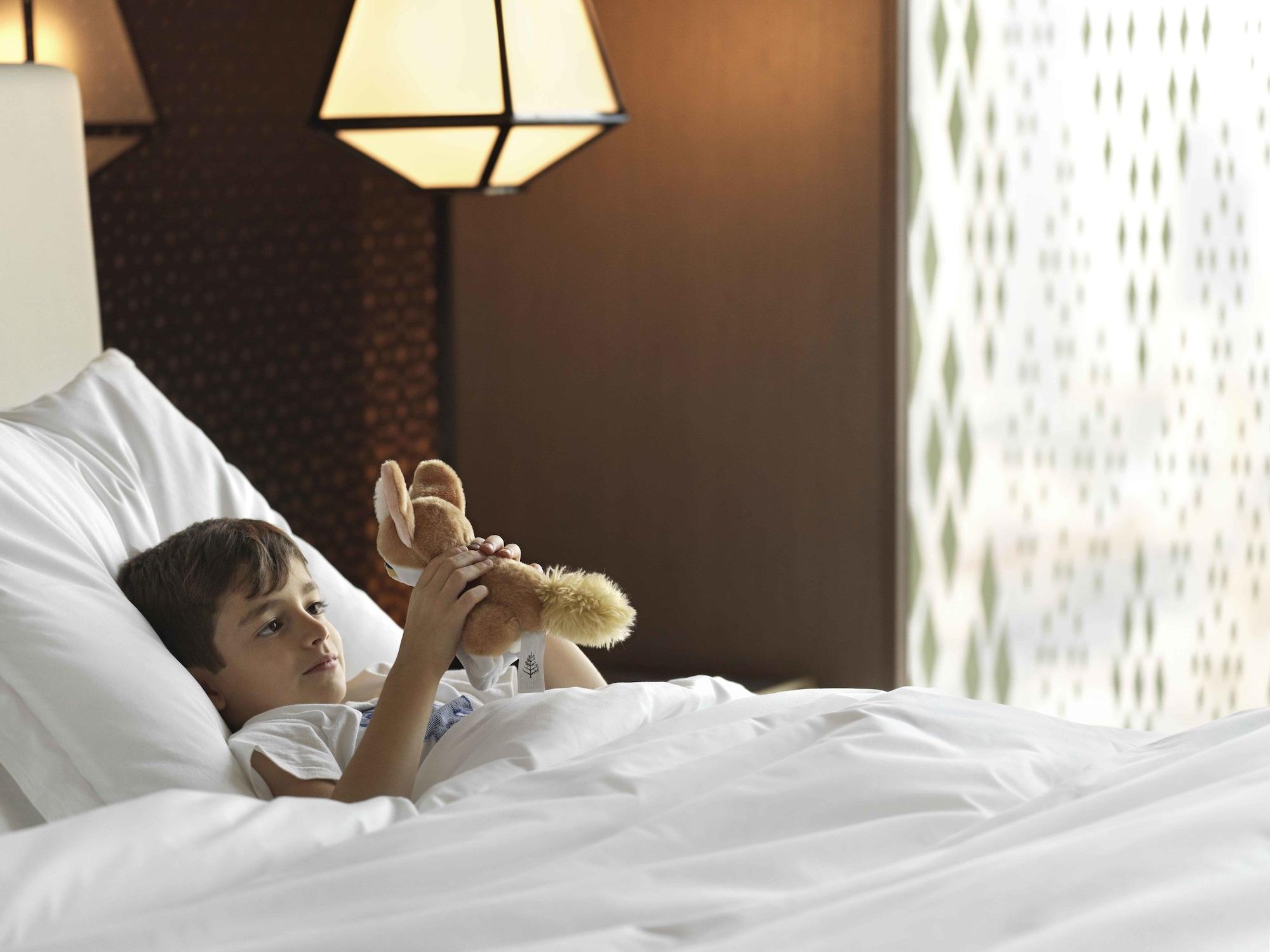 Four Seasons Hotel Kuwait at Burj Alshaya Kuwait City Exterior foto A child in bed