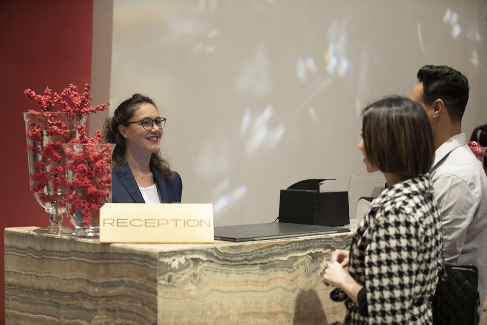 Four Seasons Hotel Kuwait at Burj Alshaya Kuwait City Exterior foto A hotel receptionist